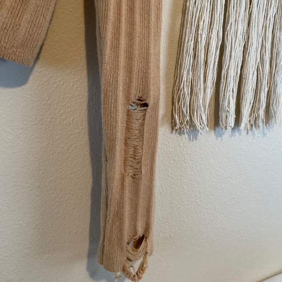 Forever21 long sleeve top. SO CUTE. NEVER worn. - Picture 3 of 4